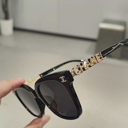 CHANEL サングラス スクエア型 ブラックレンズ フルリム セルフレーム CCマーク ココマーク ストラス装飾 おしゃれ