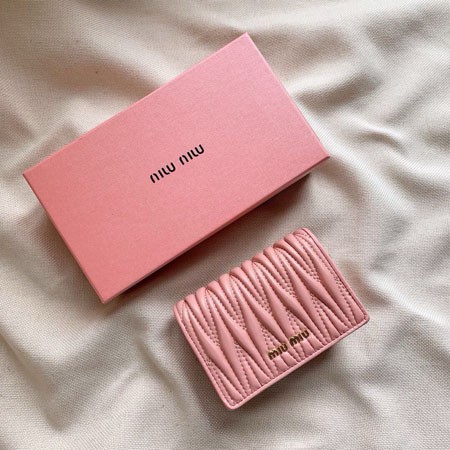 可愛い♡MIUMIU 折り財布 レディース ミニ 財布 マテラッセ レザー ミュウミュウ コンパクト ウォレット ブランド 人気