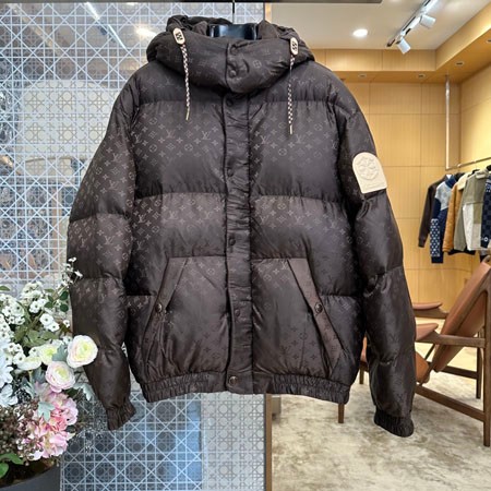 Louis Vuitton ダウンブルゾン ジャカードモノグラム ダークブラウン レザーパッチ 伸縮袖口 裾 調節可能フード付き 