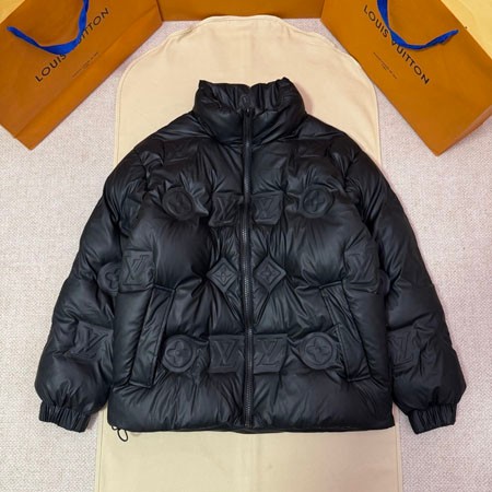 LOUIS VUITTON ダウンジャケット 立体感 モノグラム レザー ホットスタンピング加工 ショート丈 フード付 スタンドカラー 暖かい