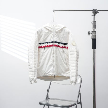 MONCLER OLARGUES ダウンジャケット ライン ロゴ刺繍 フード付き 超軽量 フルジップ ダウンアウター ホワイト 白
