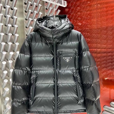 PRADA ナイロン ダウンジャケット フード付き 保温性・撥水性 大きいサイズ 秋冬 新品