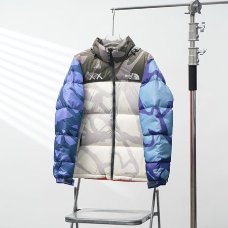 THE NORTH FACE × KAWS ダウンジャケット メンズ レディース おしゃれ KAWS 1996 RETRO NUPTSE JACKET 軽量 マルチカラー