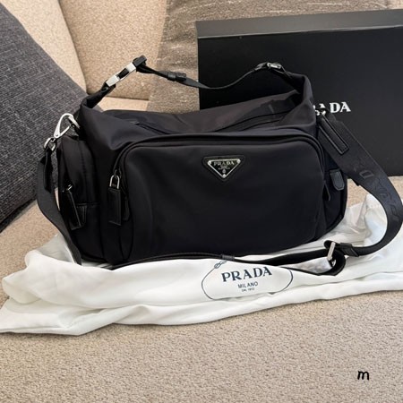 PRADA Re-Nylon ショルダーバッグ メンズ 2wayバッグ クロスボディバッグ サフィアーノレザー 大容量 収納 エレガント ブラック