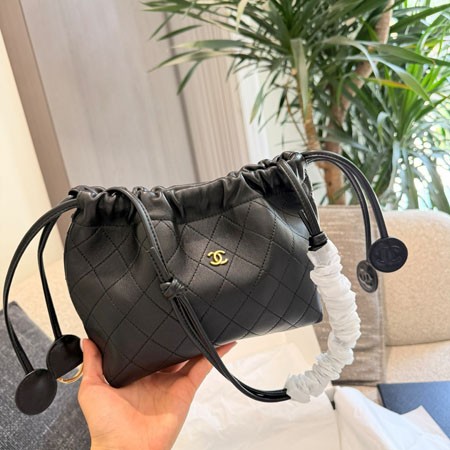 大人可愛いの巾着型♡シャネル キーリング付ショルダーバッグ マトラッセ ラムスキン レザー ストラップ付きレディース ブラック