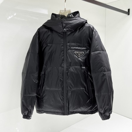 PRADA Re-Nylon クロップド ダウンジャケット 三角ロゴ 大人気 ブラック メンズ ダウンアウター  2026 新品