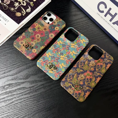 可愛い シャネル iphone18/18proケース 蝶&花 プリント レトロ CCロゴ スリム 耐衝撃