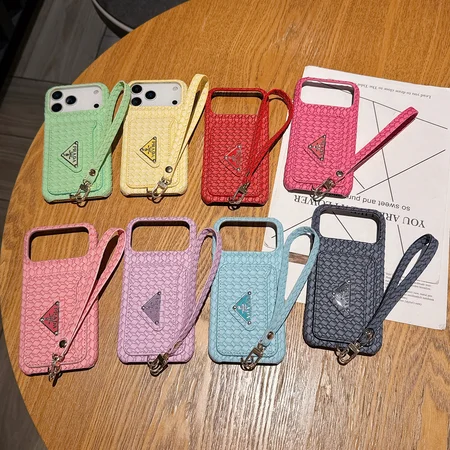 Prada iphone18pro/18promaxケース 編み風 レザー 手首 携帯ストラップ かわいい  背面 カード 入れ