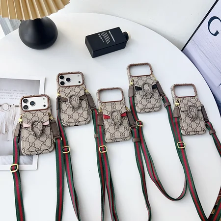 Gucci iphone18pro/18promaxケース ディオニュソス 背面 カード収納 スタンド機能 縦向き スマホショルダー ストラップ付き 落下防止 全面保護