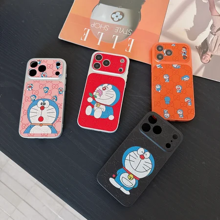 瞬間変身☆グッチ iphone18pro/18promaxケース ドラえもん イラスト GGロゴ型押し レザー ファッション 