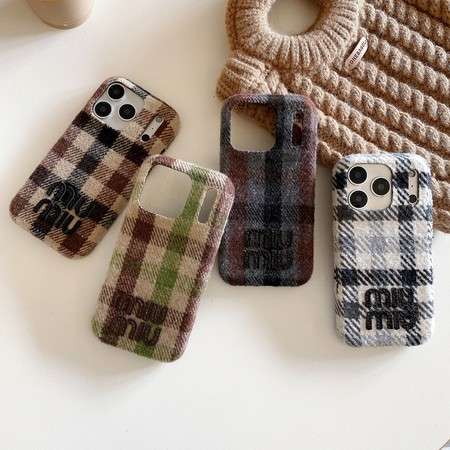 Miu Miu 秋冬用 もこもこ iphone18pro/18promaxケース ふわふわ レディース チェック柄  ニット風 