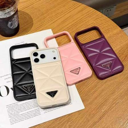 大人気 プラダ iphone18pro/18promax携帯ケース ダウンジャケット風 ふわふわ 菱形紋様 三角ロゴプレート 女子 可愛い 