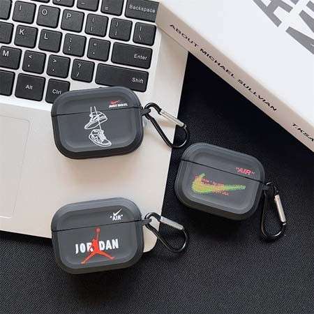 NIKE Airpods5ケース TPU+レザー つや消しマット感 耐衝撃ケース 装着充電可能 紛失防止 カラビナ付き