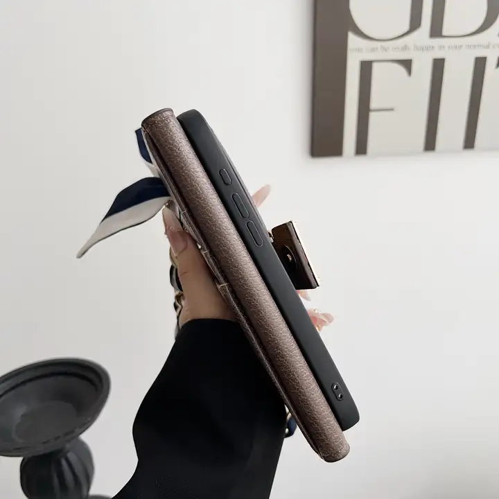 ヴィトン iphone18proケース 手提げ スカーフ チェーン付き