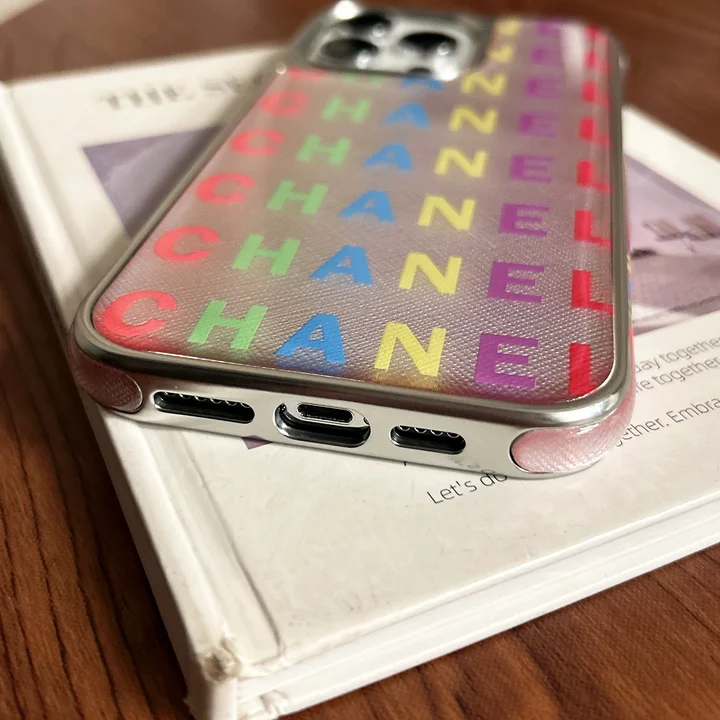 シャネル iphone18proケース 英字母プリント