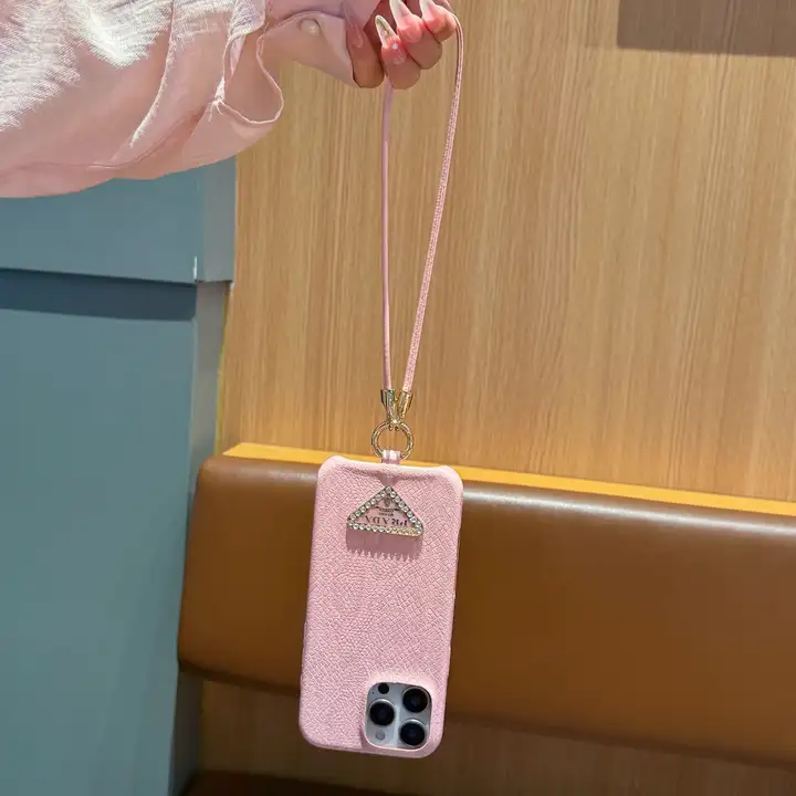 Prada iphone18proケース キラキラ 三角プレート