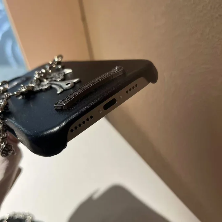 chrome hearts iphone18promaxケース バンド チェーン付き