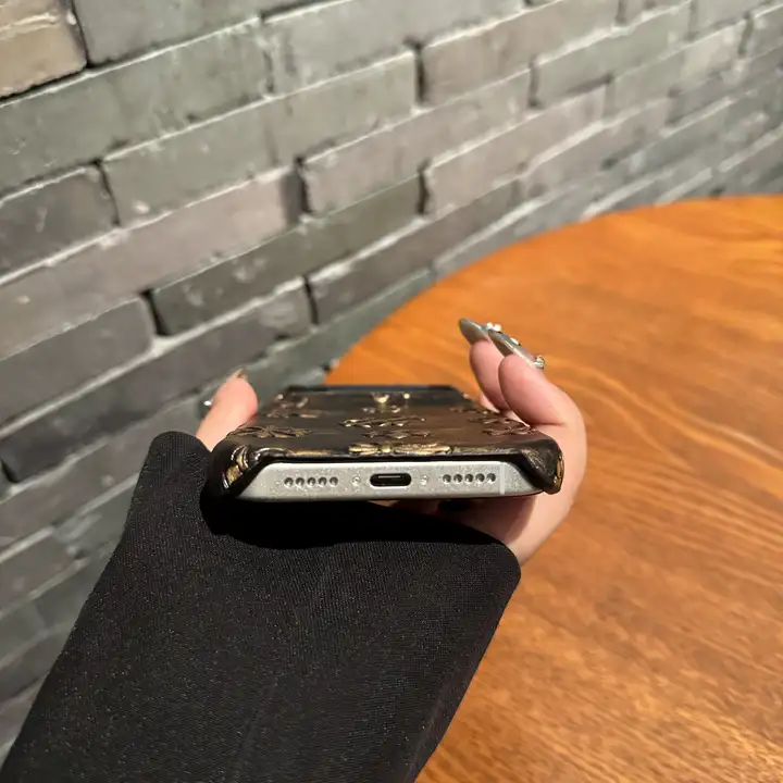 クロームハーツ iphone18proケース かっこいい