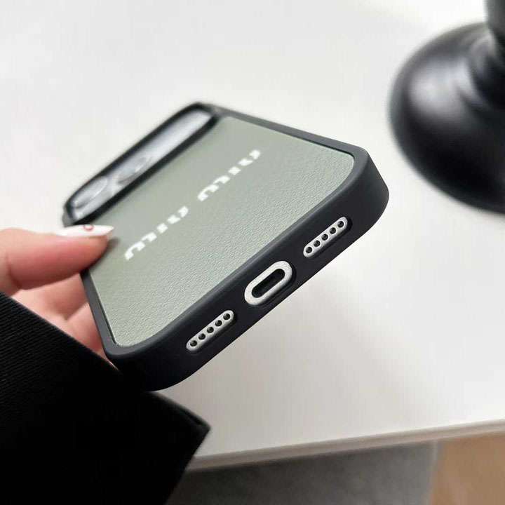 miu miu iphone18ケース ワイヤレス充電対応