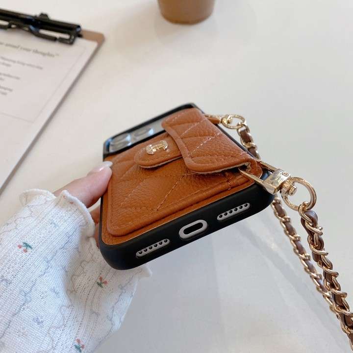 chanel iphone18promaxケースチェーン ショルダー 付き