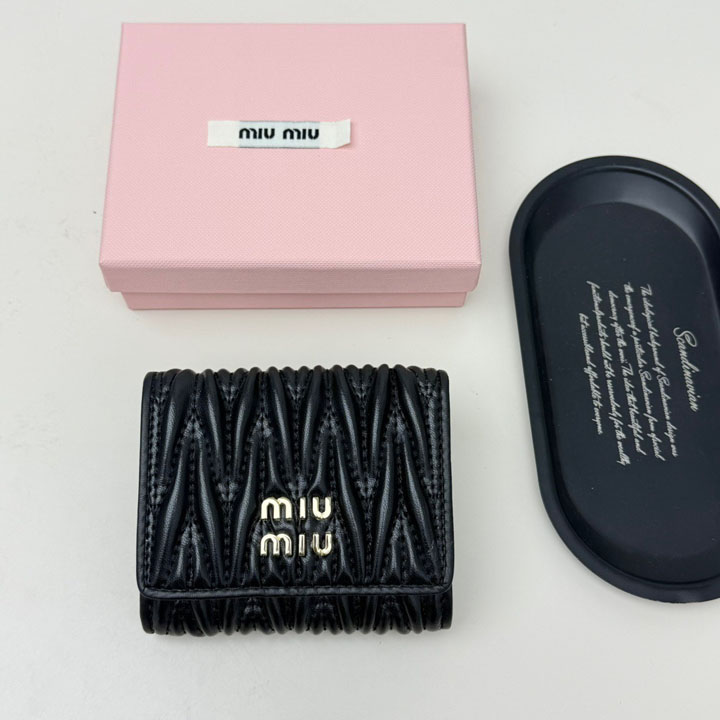 MIU MIU ピンクウォレット