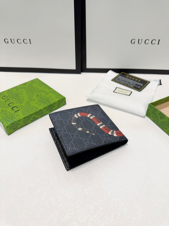 グッチ 二つ折り財布 蛇柄
