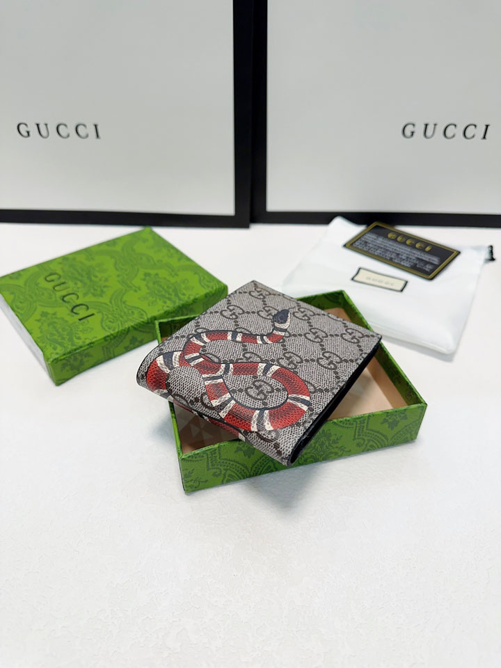 グッチ スネークプリント 二つ折り 財布