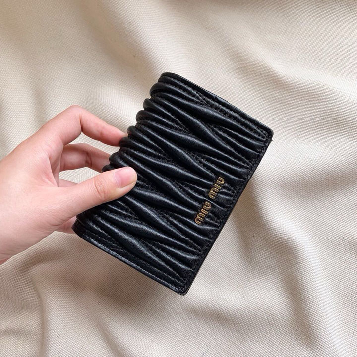 MIUMIU 折り財布 レディース