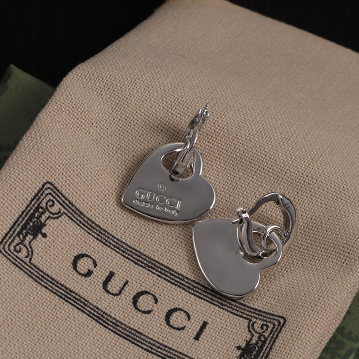GUCCI ハート形ピアス