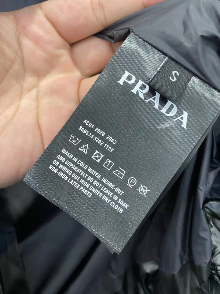 PRADA レッドロゴ ダウンベスト