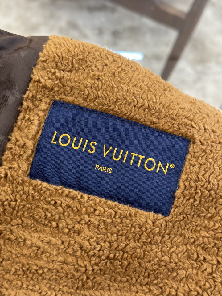 Vuitton ダウンブルゾン 伸縮袖口 裾