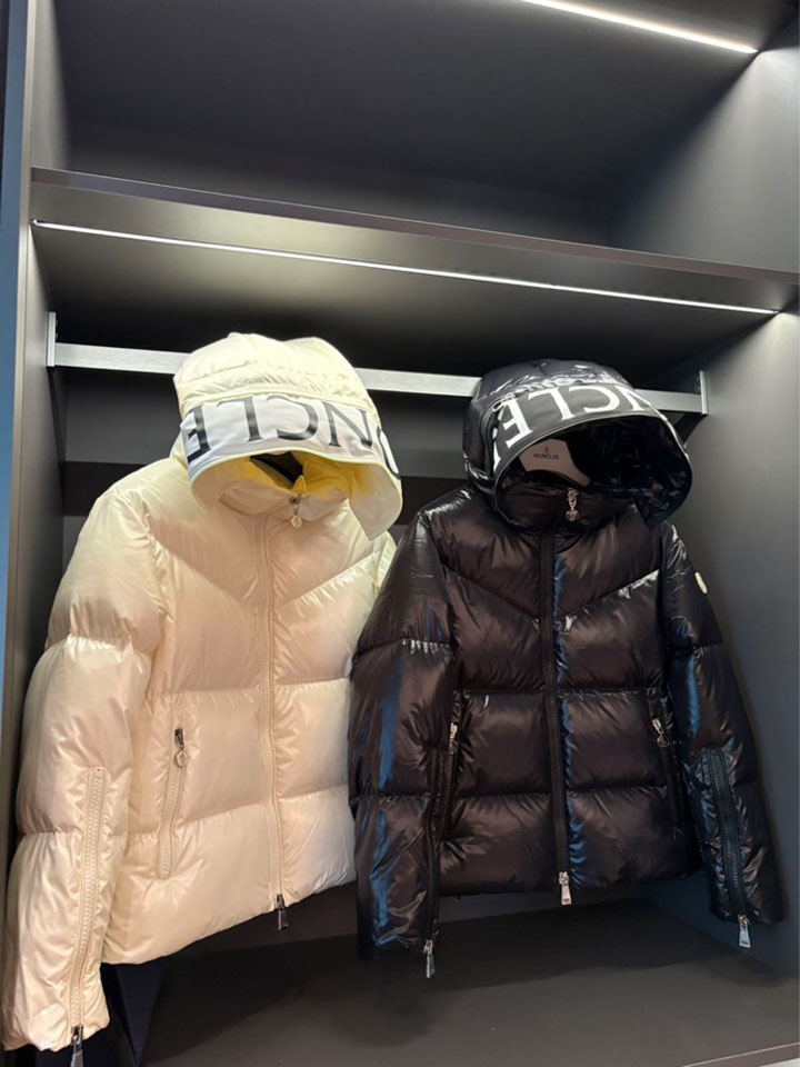 MONCLER ショート丈 ダウンジャケット