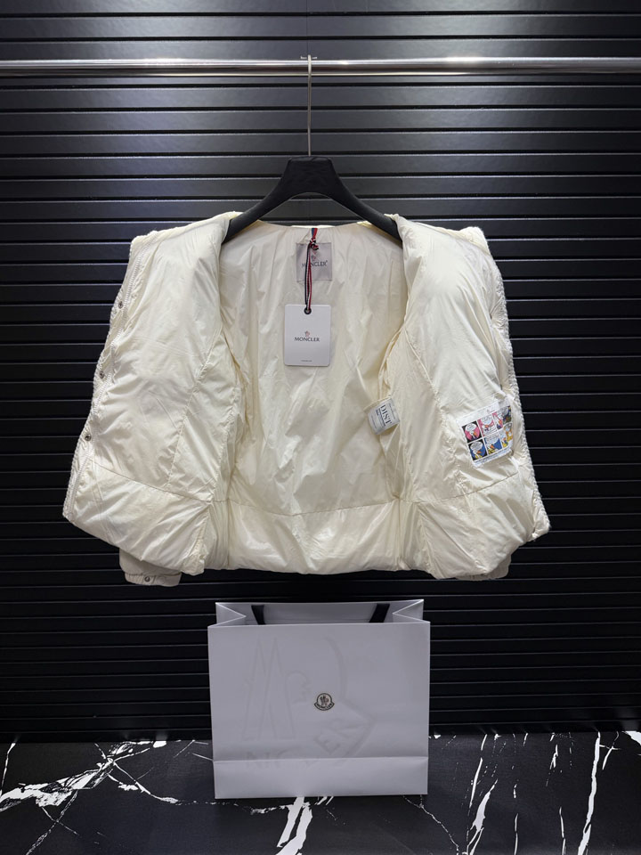 MONCLER フード付き 白 ダウンジャケット