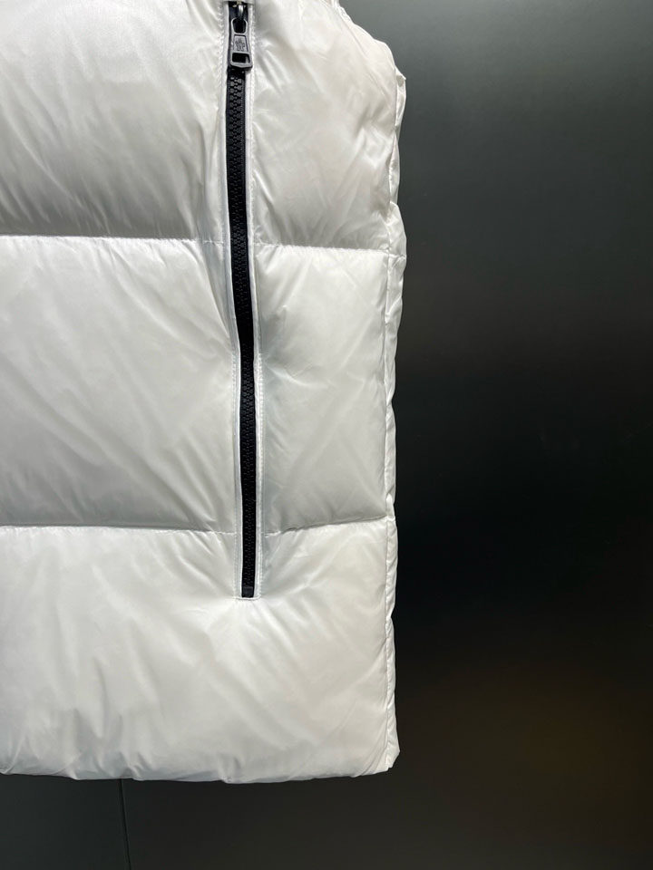 MONCLER ネック刺繍アルファベット ダウンベスト