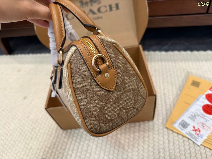 COACH かわいい ミニバッグ