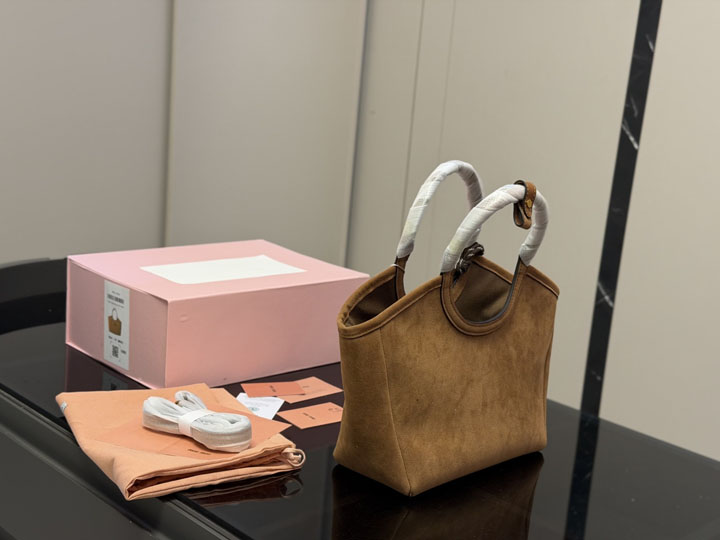 Miu Miu Ivy トートバッグ
