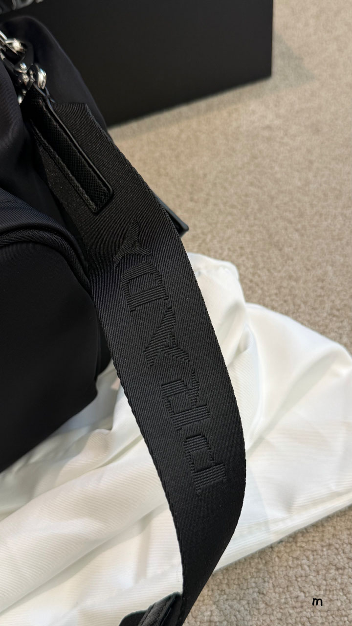 PRADA ショルダーバッグ メンズ