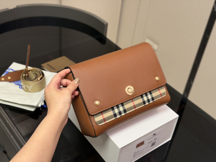 Burberry レザー ショルダーバッグ レディース