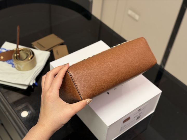 Burberry ブラック レディース ショルダーバッグ 