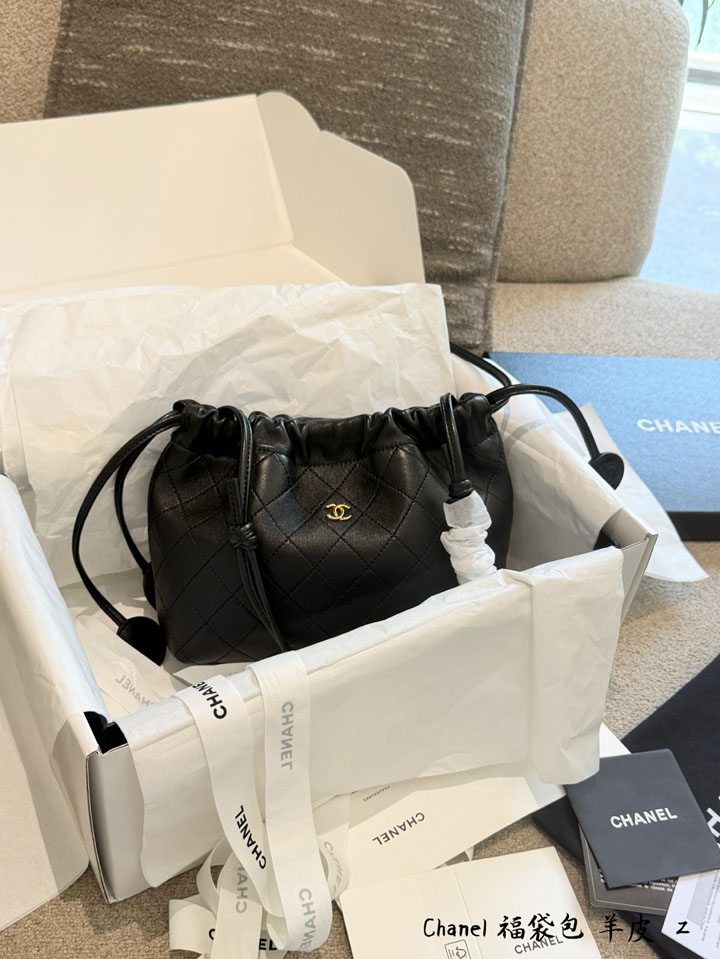 シャネル ショルダーバッグ レザーストラップ付き
