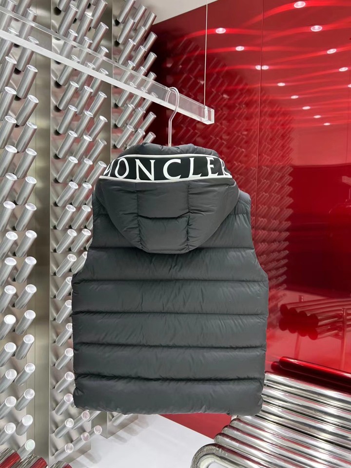 MONCLER フード付き ダウンベスト