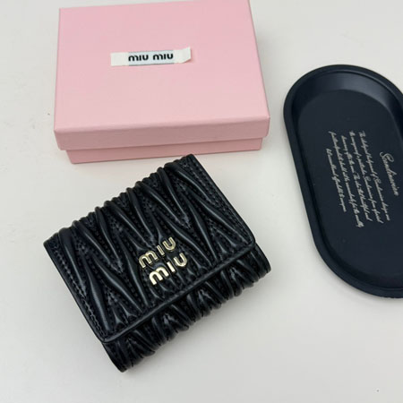 MIU MIU ミニ 財布 レディース