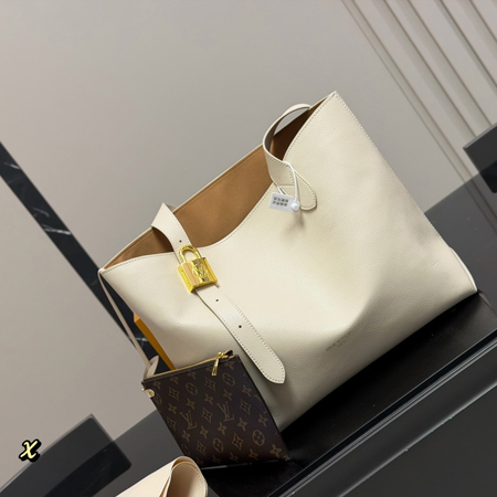 LOUIS VUITTON ハンドバッグ